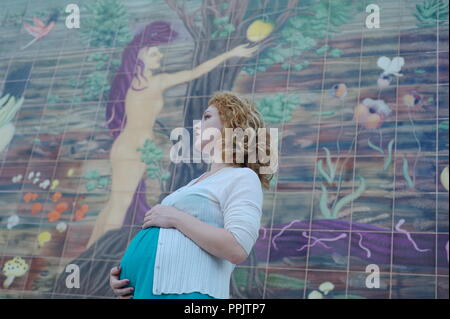 Femme grossesse avec 'la chute' histoire , bible Banque D'Images