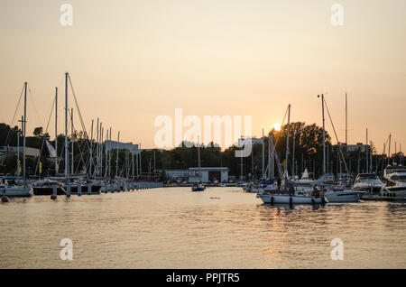 Bateaux disponibles dans le milieu marin, coucher de soleil par la mer,Gdynia,Pologne,Europe Banque D'Images