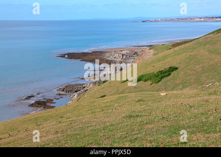 Une vue de la falaise à la recherche vers le bas sur les rochers et les plages de sable de promontary Ogmore par mer avec un exposant le sable à marée basse. Banque D'Images