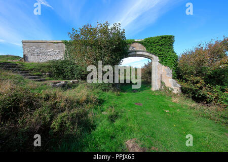 Tout ce qui reste de l'entrée de Dunraven château avec sa grande entrée une fois fabriqués à partir de roches locales construit au sommet de la colline à Southerndown bay. Banque D'Images