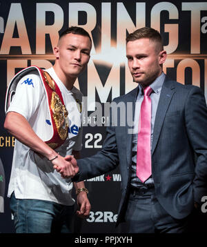 Josh Warrington (à gauche) et Carl Frampton lors d'une conférence de presse à l'Carriageworks, Leeds. Banque D'Images