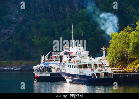 Flam, Norvège - 31 juillet 2018 : Norwegian fjord de Sogn au village, les navires et les bateaux de croisière Banque D'Images