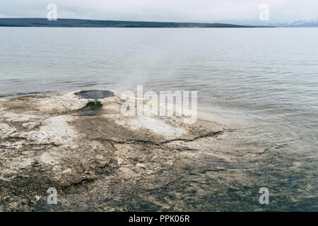 Grand Cone Geyer, également connu sous le nom de trou de pêche dans le lac Yellowstone est une fonction de l'énergie géothermique dans le Parc National de Yellowstone Banque D'Images