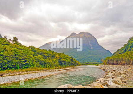 L'Eglinton River menant à Milford Sound en Nouvelle Zélande Banque D'Images