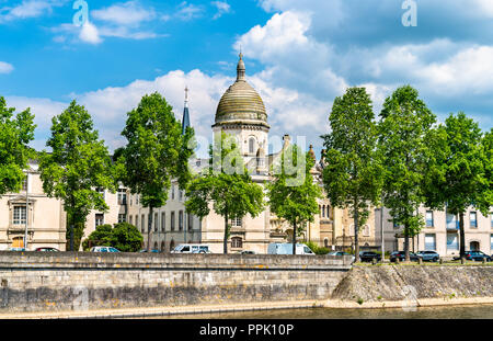 Chapelle Saint Julien sur la rive de la Mayenne à Laval, France Banque D'Images