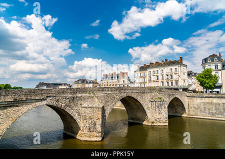 Vieux pont de pierre sur la Mayenne, à Laval, France Banque D'Images