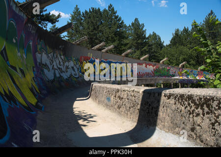 Abandonné de la piste de bobsleigh aux Jeux Olympiques de Sarajevo 1984 avec graffiti en cours d'élaboration sur. Banque D'Images