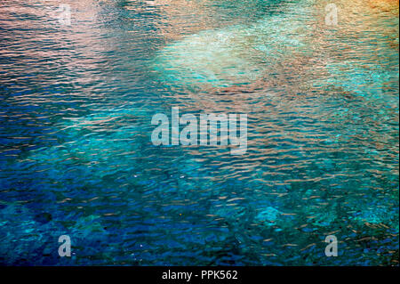 Image de fond de l'océan bleu turquoise. Photo horizontale. Banque D'Images