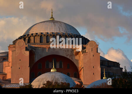 En début de soirée la lumière met en évidence la coupole principale géant de Sainte Sophie, Istanbul, Turquie Banque D'Images