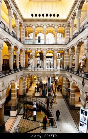 Intérieur de la Magna Plaza Shopping Mall, Amsterdam Banque D'Images