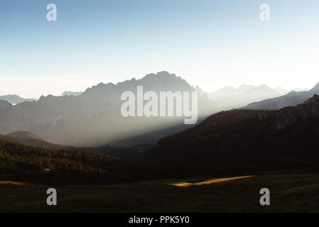 Premier rayon de lumière sur un matin brumeux dans les Dolomites, Italie Banque D'Images