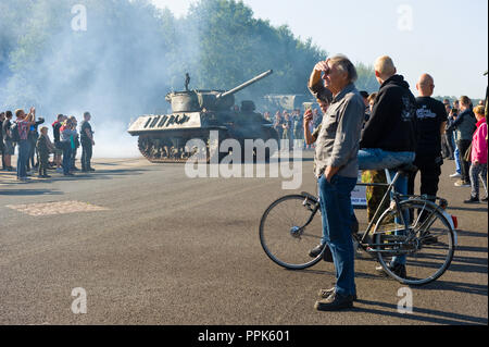 ENSCHEDE, Pays-Bas - le 01 sept., 2018 : regarder les gens par roulement des chars de la seconde guerre mondiale au cours d'un show de l'armée militaire. Banque D'Images