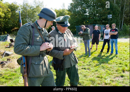 ENSCHEDE, Pays-Bas - le 01 sept., 2018 : les soldats allemands l'étude d'un site au cours d'un show de l'armée militaire. Banque D'Images