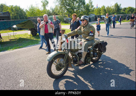 ENSCHEDE, Pays-Bas - le 01 sept., 2018 : une moto en passant par l'armée militaire au cours d'un spectacle. Banque D'Images