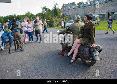 ENSCHEDE, Pays-Bas - le 01 sept., 2018 : une moto avec sur le dos un chanteur de 'Sgt. Wilson's army show' au cours d'un show de l'armée militaire. Banque D'Images