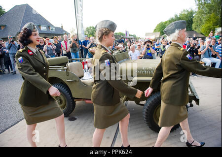 ENSCHEDE, Pays-Bas - le 01 sept., 2018 : Les trois chanteurs de 'Sgt. Wilson's army show' marche vers le stade, au cours d'un show de l'armée militaire. Banque D'Images