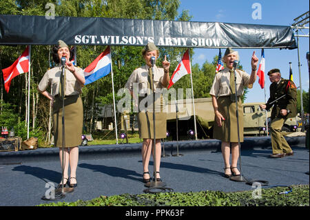 ENSCHEDE, Pays-Bas - le 01 sept., 2018 : 'Sgt. Wilson's army show 'faire leur stage act avec 40 chansons historiques au cours d'un show de l'armée militaire. Banque D'Images