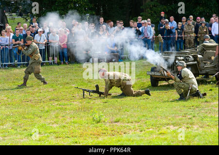 ENSCHEDE, Pays-Bas - le 01 sept., 2018 : soldats et de tir de l'armée militaire au cours d'un spectacle pour public. Banque D'Images