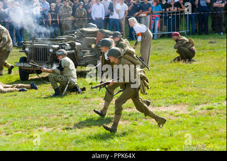 ENSCHEDE, Pays-Bas - le 01 sept., 2018 : soldats et de tir de l'armée militaire au cours d'un spectacle pour public. Banque D'Images