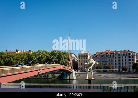 Passerelle du palais de justice statue avec 'Le poids d'un Self' Banque D'Images