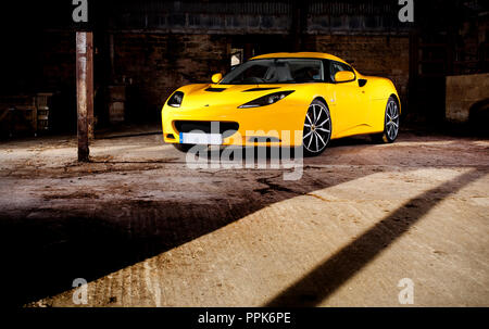 Lotus Evora jaune vif dans une ferme dans la région des Cotswolds, England, UK Banque D'Images