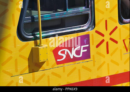 Logo de la compagnie ferroviaire française SNCF TER sur un train régional en Languedoc Roussillon Banque D'Images