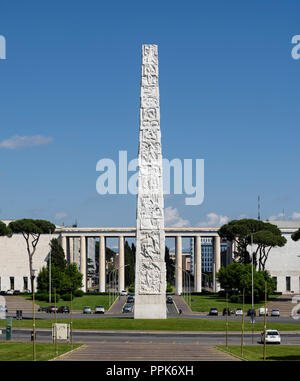 Rome. L'Italie. EUR. L'obélisque dédié à Guglielmo Marconi sur la Piazza Guglielmo Marconi. Les 45 mètres de haut en béton armé avec obélisque Banque D'Images