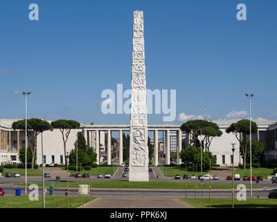 Rome. L'Italie. EUR. L'obélisque dédié à Guglielmo Marconi sur la Piazza Guglielmo Marconi. Les 45 mètres de haut en béton armé avec obélisque Banque D'Images