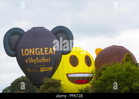 Ballons à air chaud pour se préparer à la messe du matin ascension à Longleat Safari Sky, Wiltshire, Royaume-Uni en septembre Banque D'Images
