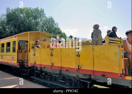 Le petit train jaune des Pyrénées attendant le départ dans la station de Font Romeu Banque D'Images