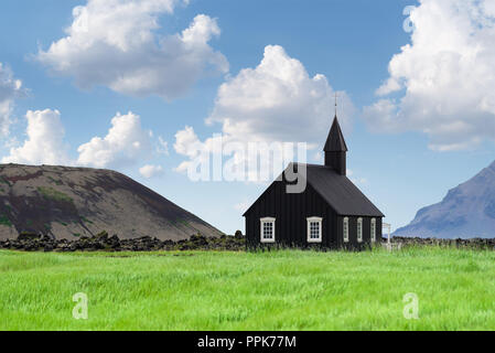 Budakirkja - église noire dans Budir village. Attraction touristique et religieux. Paysage d'été avec une chapelle et une montagne Banque D'Images