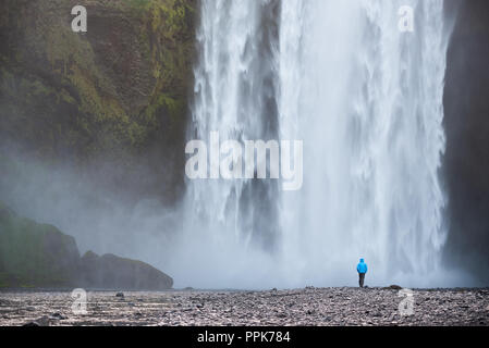 Skogafoss - cascade énorme sur la rivière Skoga dans le sud de l'Islande sur la falaise. Promenades touristiques près de la cascade Banque D'Images