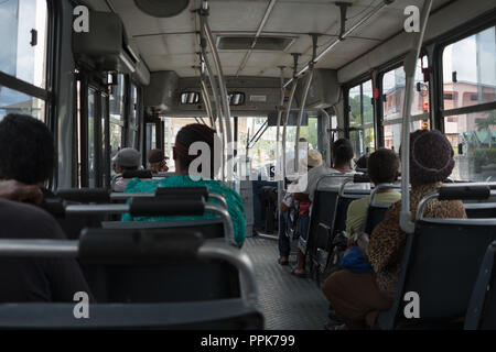 Sur le bus du gouvernement voyageant de Hastings à Speightstown à la Barbade Banque D'Images