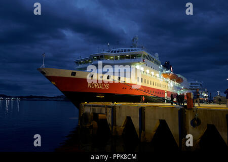 Le navire à passagers Hurtigruten, MS NORDLYS, amarré à Tela au crépuscule. Banque D'Images