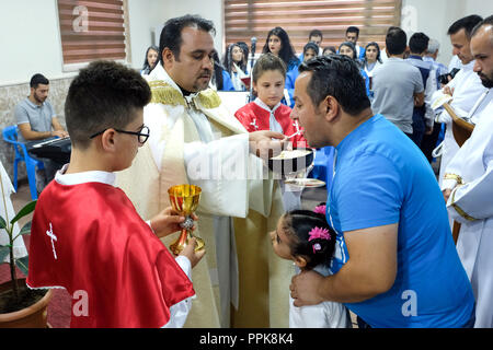 La Sainte Communion de la minorité chrétienne au cours de la messe du dimanche dans une église chrétienne dans Eniskky, région du Kurdistan, Nord de l'Irak - Heilige Kommunion der christlichen während der Minderheit dans Sonntagsmesse Eniskky einer christlichen Kirche dans la région du Kurdistan, Nord-Irak, Banque D'Images