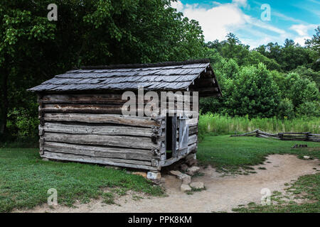 La CADES COVE, NEW YORK, USA - 9 août : 18e siècle grange dans la région de Cades Cove de la Great Smoky Mountains National Park. Banque D'Images