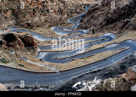 Route sinueuse en zig zag menant à la monastère de Rabban Hormzid Hormzid (Monastère) en Iraq, Alqush Kurdistan, Iraq, Middle East Banque D'Images