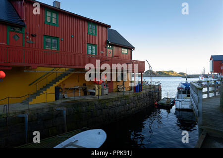 Des cabanes de pêcheurs restauré (Rorbuer ou Rorbu), peint dans le rouge de Falun (Falu rouge), dans le village de pêcheurs le saharien, Iles Lofoten. Banque D'Images