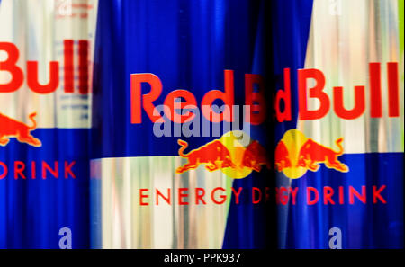 L'aluminium peut de Red Bull energy drink. Red Bull est la boisson d'énergie les plus populaires dans le monde. Banque D'Images