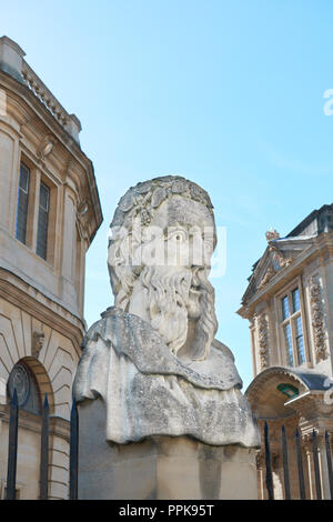 Buste de Pierre à l'extérieur du Sheldonian Theatre, de l'université d'Oxford, en Angleterre. Banque D'Images