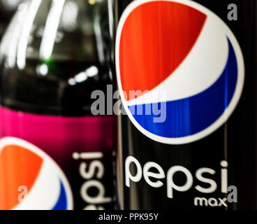 Près d'un Pepsi boissons en bouteille dans les supermarchés. Pepsi est une boisson gazeuse qui est produit et fabriqué par PepsiCo. Banque D'Images