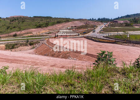 Nouvelle route entre le pont de l'autoroute de l'article l'expansion des machines industrielles construction terrassement à l'actuelle route inter section. Banque D'Images