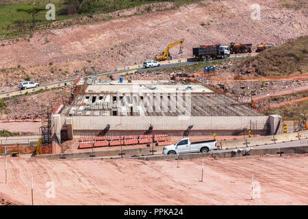 Nouvelle route entre le pont de l'autoroute de l'article véhicule l'expansion des machines industrielles construction terrassement à l'actuelle route inter section. Banque D'Images