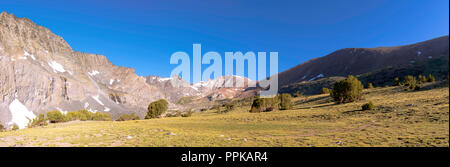 Lever du soleil dans la vallée près de Alger Lacs, en vue d'Koip Koip Pic et col en arrière-plan ; Blacktop pic est sur la gauche, Ansel Adams Wilderness Banque D'Images