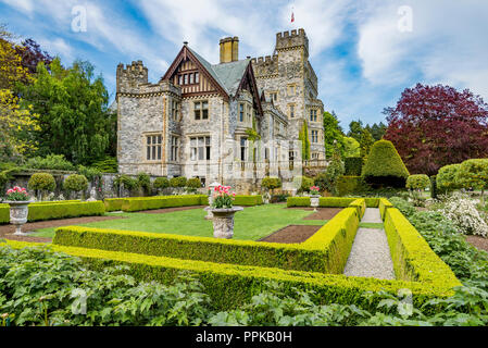 Jardin avec urnes fleurs, Hatley Castle, Hatley Park, Colwood, Greater Victoria, British Columbia, Canada Banque D'Images