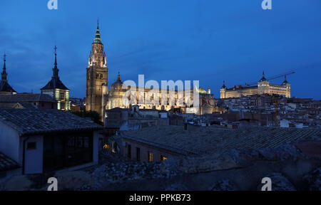 La cathédrale de Tolède, Espagne au crépuscule, de l'Alcazar sur la droite. Primate Cathédrale de Sainte Marie de Tolède fut commencé en 1226. Banque D'Images