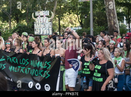 MADRID, le 15 septembre, 2018 marcheurs : protester contre la mort des taureaux dans les corridas, et d'autres mauvais traitements infligés aux animaux, exigeant la tauromachie en Espagne sont supprimés. Banque D'Images