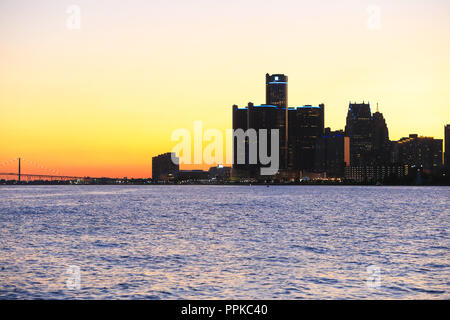 Vue de la ville de Detroit au coucher du soleil de Belle Isle, dans le Michigan, aux Etats-Unis Banque D'Images