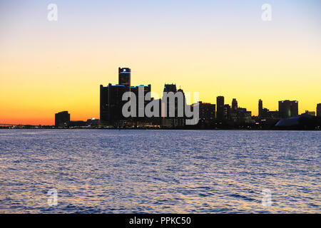 Vue de la ville de Detroit au coucher du soleil de Belle Isle, dans le Michigan, aux Etats-Unis Banque D'Images