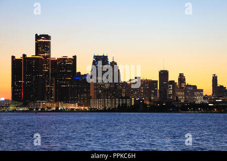 Vue de la ville de Detroit au coucher du soleil de Belle Isle, dans le Michigan, aux Etats-Unis Banque D'Images